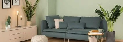 Gemütliches Wohnzimmer mit grünem Sofa